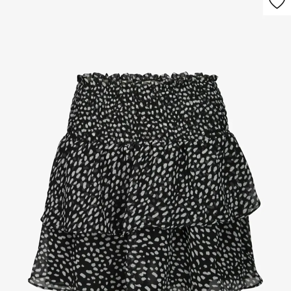 Superfin Chelsea kjol svart med vita prickar 🤍 nypris 499kr🤍 storlek xs men passar även xxs och s (använd ej köp direkt funktionen). Kjolar.