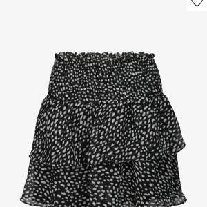 Superfin Chelsea kjol svart med vita prickar 🤍 nypris 499kr🤍 storlek xs men passar även xxs och s (använd ej köp direkt funktionen)