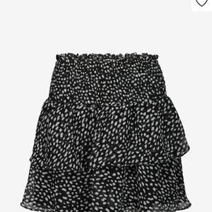 Superfin Chelsea kjol svart med vita prickar 🤍 nypris 499kr🤍 storlek xs men passar även xxs och s