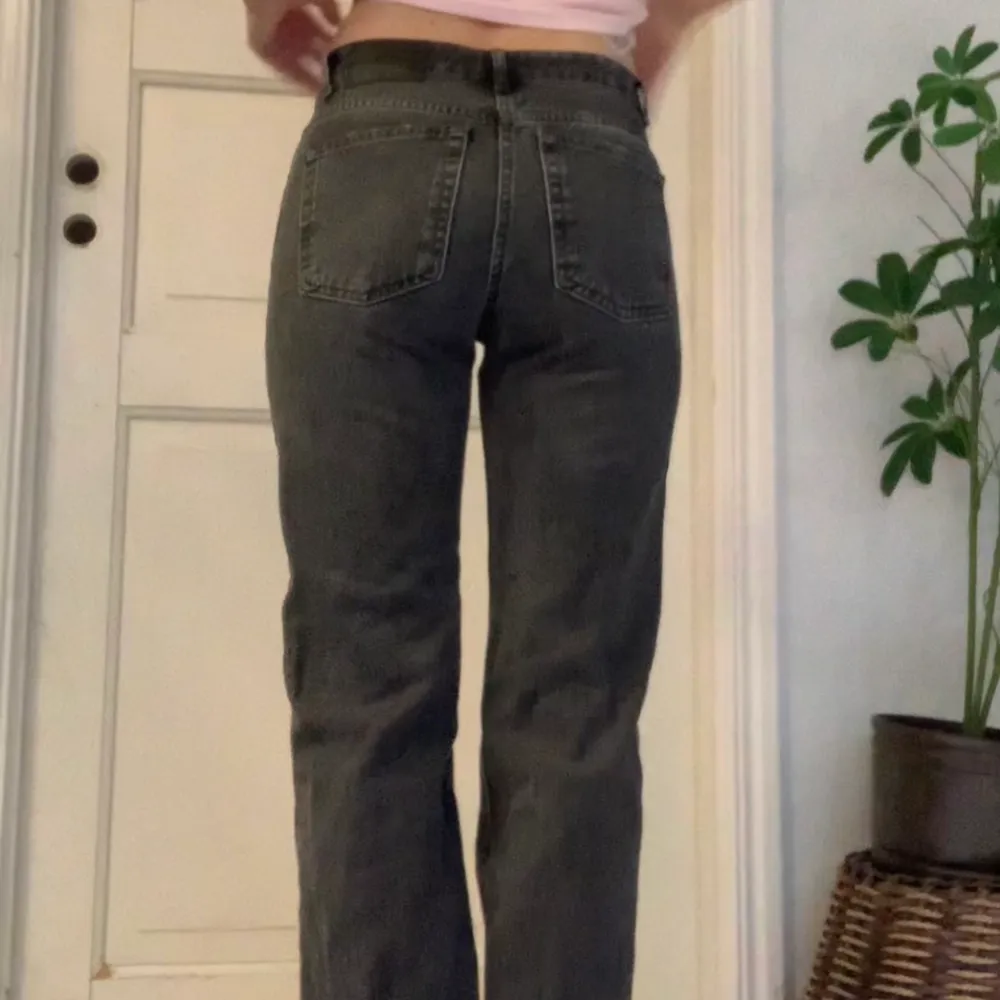 Säljer dessa populära Zara jeansen, dem är i färgen svart. Knappt använda för att jag kände inte att jag inte passade i dem. Stolek 34. Jeans & Byxor.