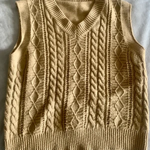 Trendigt veste strl S - Selling my beloved brown veste with a nice knitted pattern that it super trendy. Fits XXS if you want it a bit oversized.