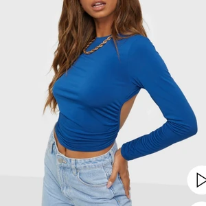 Tröja med öppen rygg  - Säljer denna fina tröja då den inte kommer till användning. Använd 1 gång🥰 frakten ingår i priset 