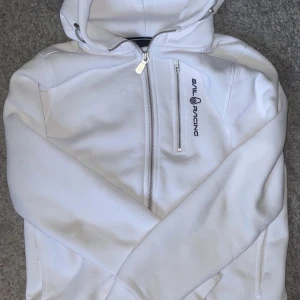 Vit sail racing Hoodie  - Jätte fin sail racing tröja som jag tyvärr inte har användning för. Köpt för 899 men säljer för 400   använd 1 gång. 💕