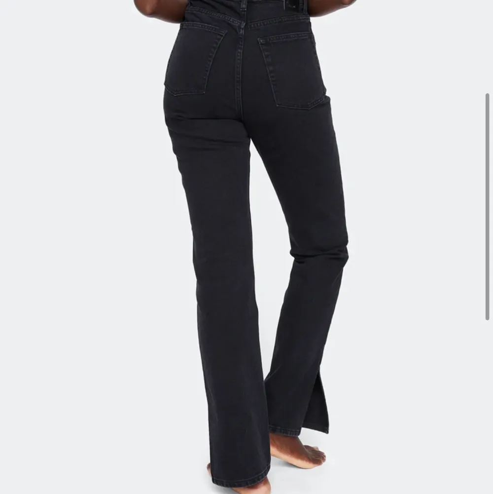 Säljer dessa jeans från bikbok. Använda en gång. Små i storlek. Jag är en Medium i vanliga fall.. Jeans & Byxor.