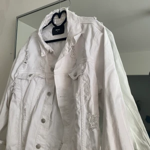 Vit Jeansjacka - Vit jacka med sliten lite här å var. 