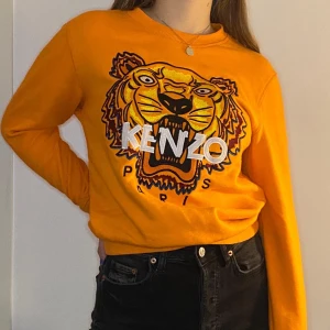 Kenzo tröja - Säljer denna äkta kenzo tröja då den inte kommit till användning på ett tag! Tror nypriset är ca 2000kr, säljer nu för 100kr + frakt😍