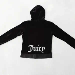 **SOLD**Early Y2K era. Vintage original Juicy Couture Black Velvet Hoodie. In pre-loved condition with no noticeable flaws. Size XL, slightly oversized fit on me and I am normally size small/medium.