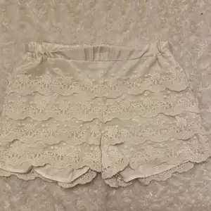 Super söta vita spets shorts från Lindex!❣️