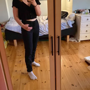 Svarta jeans - Ett par svarta jeans från Vero Moda. Sitter tajt vid låren men blir lite lösare vid vaderna. Storlek 34/36. Är villig att diskutera priset vid köp av flera plagg.
