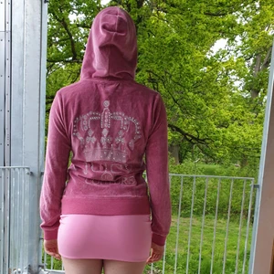 💖more photos of Pink Juicy baby💖 - More photos of Juicy Couture Hoodie 300kr + shipping 88kr  Size S/M in pre-loved condition. 