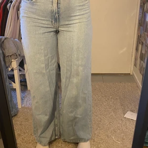 Blå jeans  - Ett par väldigt sköna blåa jeans från hm. Säljs pågrund av att jag inte andvänder dom länge. Kontakta vid intresse eller frågor😊 Kommer tillkomma en sårbar frakt på 59 kr❤️ betalning sker på Swish❤️