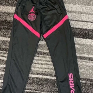 Psg byxor storlek M men passar s  - Jättebra skick, byxor storlek M både killar och tjejer kan använda är riktigt svårt att få tag på dem i en så bra skick säljer pga har ingen anledning till att behålla den om jag inte använder 