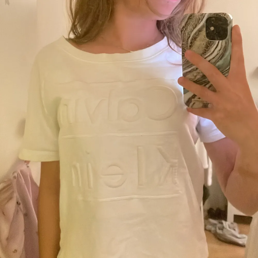 Vit t-shirt med tryck från Calvin Klein!💕. T-shirts.