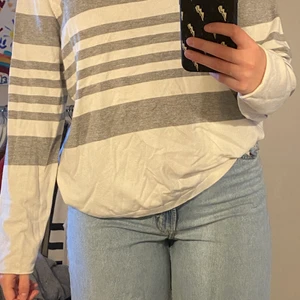 Randig tröja - Denna väldigt fina tröja är i storlek 3 XL men det märks inte. Brukar ha storlek M-L i kläder annars. Denna tröja skulle jag säga är i storlek L. ❤️ frakt på 59kr kommer att tillkomma. Hör av dig vid intresse eller frågor❤️