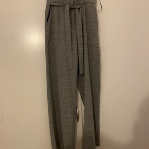 Kostymbyxor  - Det var länge sen jag köpte dem men har aldrig haft på mig dem heller. Är i storlek M och är från pieces 