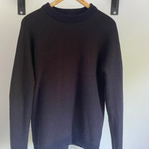 Mörkblå/brun stickad tröja - Välanvänd stickad tröja från These glory days. Inget slitage utöver att den har blivit lite knopprig.