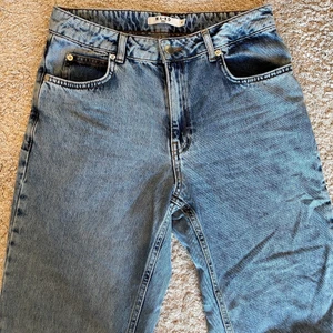 ❗️Blåa midrise jeans från NA-KD❗️ - 💕Säljer dessa jeans då den inte passar längre. Den är i storlek 36, och passar perfekt till allt💕