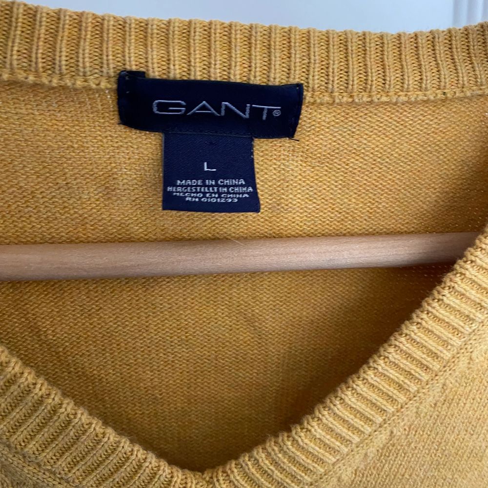 En gul stickad gant tröja som inte kommer till användning. I jättebra skick och inga skador. . Stickat.