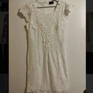 Student/examensklänningar 150kr - Alla tre är endast använda 1 gång.  1. Klänning från Vila strl S. 2. Klänning från Vila med korsande band i ryggen strl S. 3. Klänning från Dennis Maglic/DM retro strl S         150kr/st Möts upp i Umeå men frakt kan också lösas 