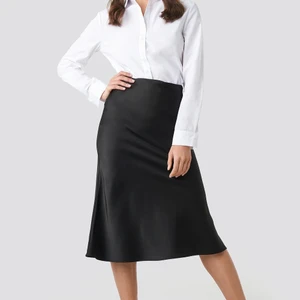 Satinkjol nakd  - Jättefin satinkjol i storlek 32 från nakd. Köpte här på Plick men den var lite för liten för mig så säljer vidare. Hon jag köpte den av hade använt den 2 gånger och jag har bara provat den. 