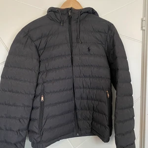 Ralph Lauren jacka, Storlek S - Grå Ralph Lauren jacka, Storlek S, Pris 399kr (Frakt 69kr, Ingår ej)