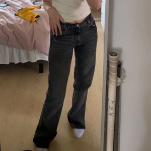 Zara jeans  - Mid waisted zara jeans super snygga! 🤩🤩