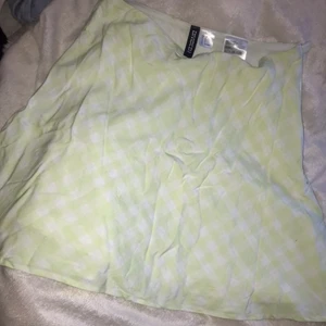 Kjol - Lite skrynklig men går att strycka och en liten fläck. Stl,S men passar nog en xs oxå. Hör av er om ni har frågor osv