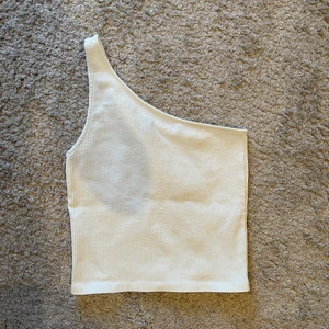 ❗️One shoulder topp från Ginatricot❗️ - 💕Säljer denna topp då jag inte använder den längre. Toppen är i storlek S💕