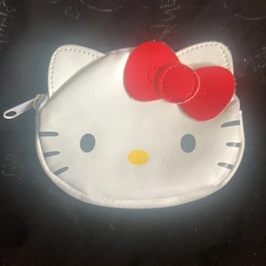 Hello Kitty pengabörs och ring - Mindre pengabörs med hello Kitty ansikte , den är ganska nyköpt och i nytt skick ,  30kr+frakt för pengabörsen  12kr+frakt för ringen