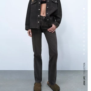 Mid rise straight jeans  - Mid rise straight jeans från zara, säljer för att de är försmå. Skriv privat för fler bilder! 