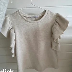 Zara volangtopp - Säljer denna helt oanvända zara topp som är helt perfekt nu till sommaren. Jättefin topp som tyvärr inte kommer till användning💕Andra bilden är min egna💕