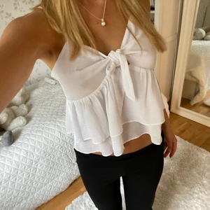 Vitt linne/blus - Ett så fint linne köpt på Zalando från PAMELA i strl 34! Är osäker på om jag vill sälja så skriv om ni är intresserade!