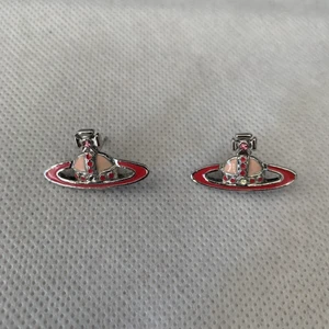 Vivienne Westwood Rosa Örhänge - Kolla min samlade annons för mer info Inte äkta Kör budgivning för att få sålt på mina sista halsband/örhängen/armband