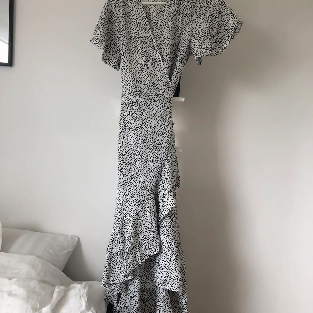 En otroligt fin, svartvit omlottklänning i storlek S. Endast använd en gång och det är på första bilden kan ni ser mer rättvist hur klänningen faktiskt ser ut🌸. Klänningar.