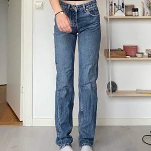 Jättesnygga och trendiga jeans från Zara i storlek 32 (passar möjligtvis 34). Skriv till mig om ni har frågor :)