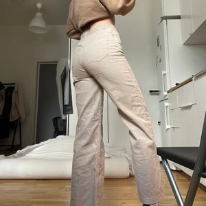 Manchester byxa Monki - Toppen fint skick, behöver strykas😅   Från Monki, ljus beige  Lite för små för mig