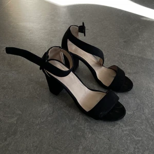 Klackar  - Klackar från Nelly i svart mockaimitation