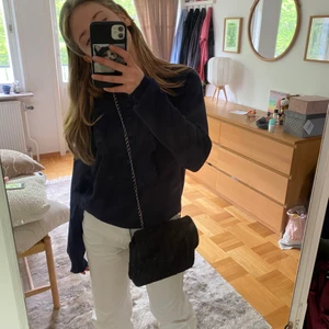 Tröja - Finstickad tröja i marinblåfärg🤍 men detaljer på framsidan💓 se bild 2💓 tjejen på bilden är XS/S