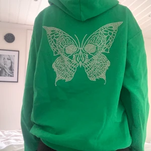 Lecacci hoodie - Knappt använd. Nypris 699, säljer för 300. Storlek M, men passar mig som i vanliga fall har xs/s. 