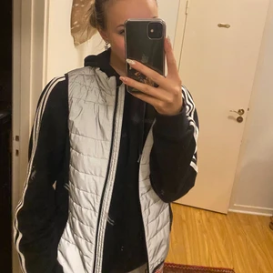 Väst - Silvrig refkexväst. 