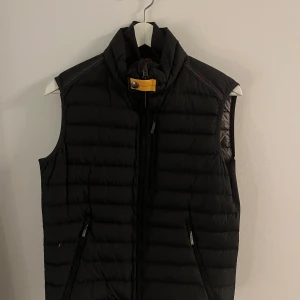 Parajumper väst - Parajumper väst, storlek S. Köpt från care of Carl. Den är i ny skick, inte använd så mycket. Plagget är inte så gammalt och den sitter bra, skulle nog säga att den passar XS och M! Skriv för fler frågor