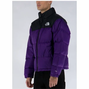 North face jacka💜 - Det här är en north face jacka som inte passade mig. Det är nuptse 1996 down jacket💗 + frakt (Storlek L på barn)