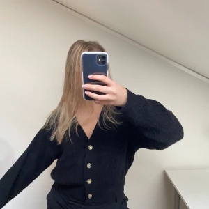 Stickad svart kofta  - Svart stickad kofta från Bik Bok, använt ett fåtal gånger så är fortfarande i bra skick! 😍