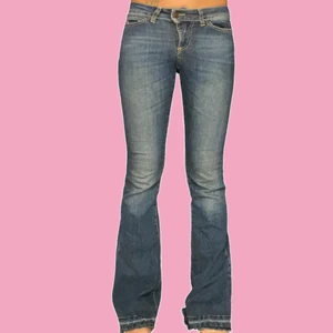 Lågmidjade bootcut jeans - Bästa passformen på jeans!! Lågmidjade och bootcut, så snygga😍 Jag är 168 cm och de är ganska långa på mig