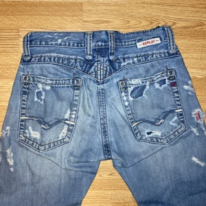 replay jeans - säljer nu mina älskade replay jeans med massa slitningar, w28 och klippta så de passar nån under 160. bra skick, dock är de lite smutsiga vid ena knät, syns på bild 2. möter upp i stockholm, annars står köparen för frakten 