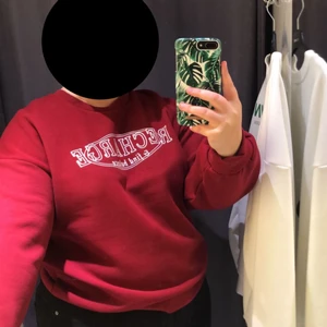 Sweatshirt  - En fin röd sweatshirt från Gina Tricot, knappt använd! 