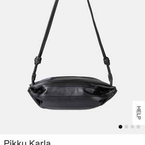 Marimekko pikku bag - Säljer min älskade pikku marimekko väska då den ska ägas av den som faktiskt använder den❤️‍🔥❤️‍🔥❤️‍🔥 Kööööp denna pärla! Välanvänd men mycket mer att ge! Och lädret går att behandla enkelt för att den ska hålla massa fler år! Nypris: 2100kr