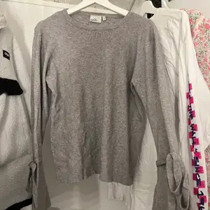 Stickad grå tröja med snörning 