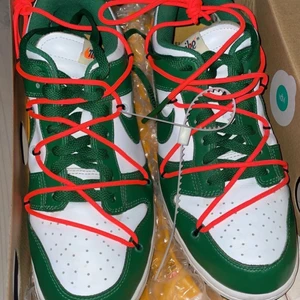 Nike dunks low off-white green pine - Nike dunks low off-white green pine, storlek EU 44/ 10,5, bra skick använda ett få tal gånger, (pris kan diskuteras)