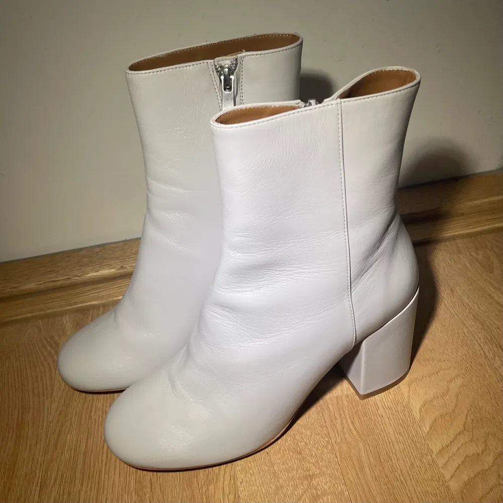 Gråbeiga boots med klack och dragkedja från & Other Stories. Helt oanvända (originalpris: 1450kr). Kommer i originalkartong. De är mer gråa än på bilderna.  I strl 38  Köpare står för frakt, står ej för postens slarv. Möter upp i centrala Lund 💕. Skor.